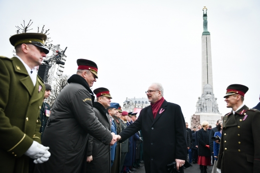 Ziedu nolikšanas ceremonija pie Brīvības pieminekļa. 
Foto: Ilmārs Znotiņš, Valsts prezidenta kanceleja.